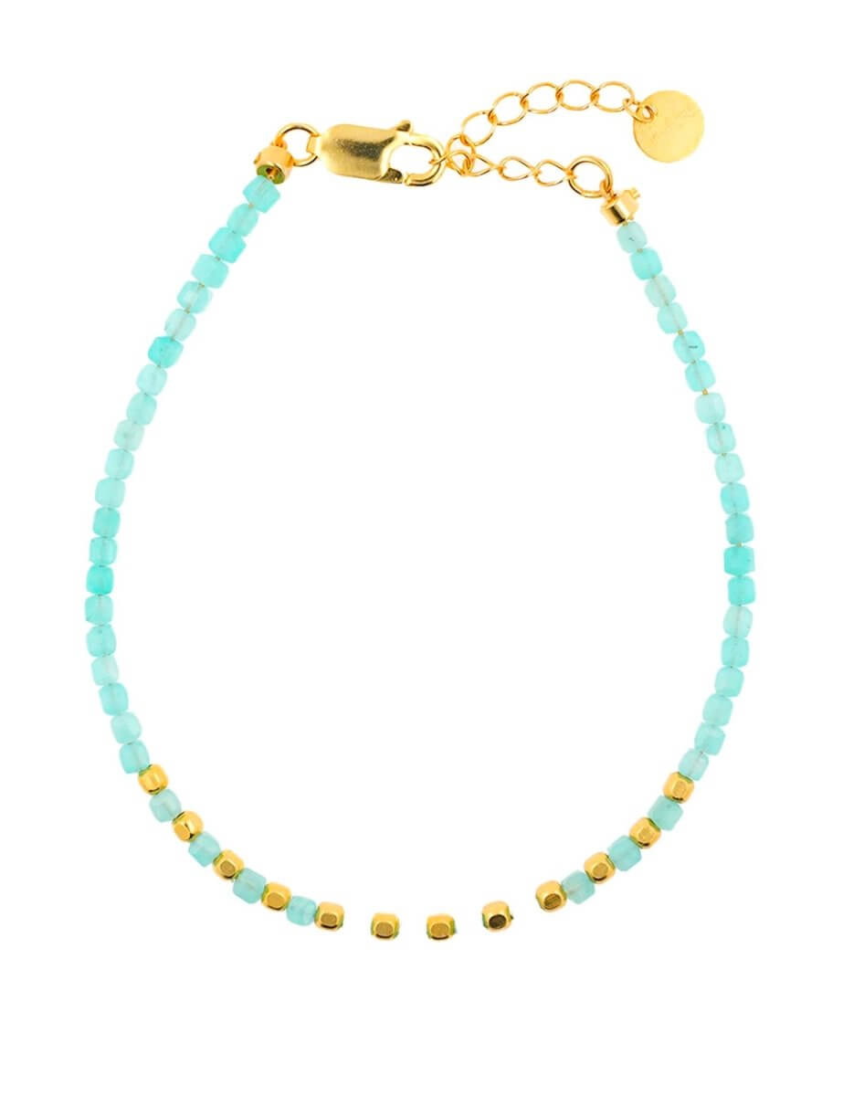 Close-up of amazonite beads and metal beads in bracelet – BEAMMORE craftsmanship