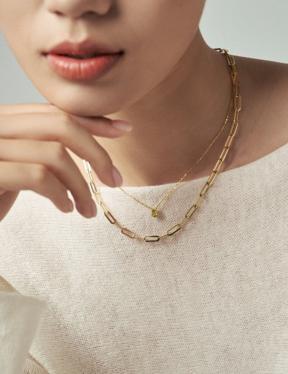 Model wearing BEAMMORE peridot beaded necklace – Elegant birthstone jewelry gift for women