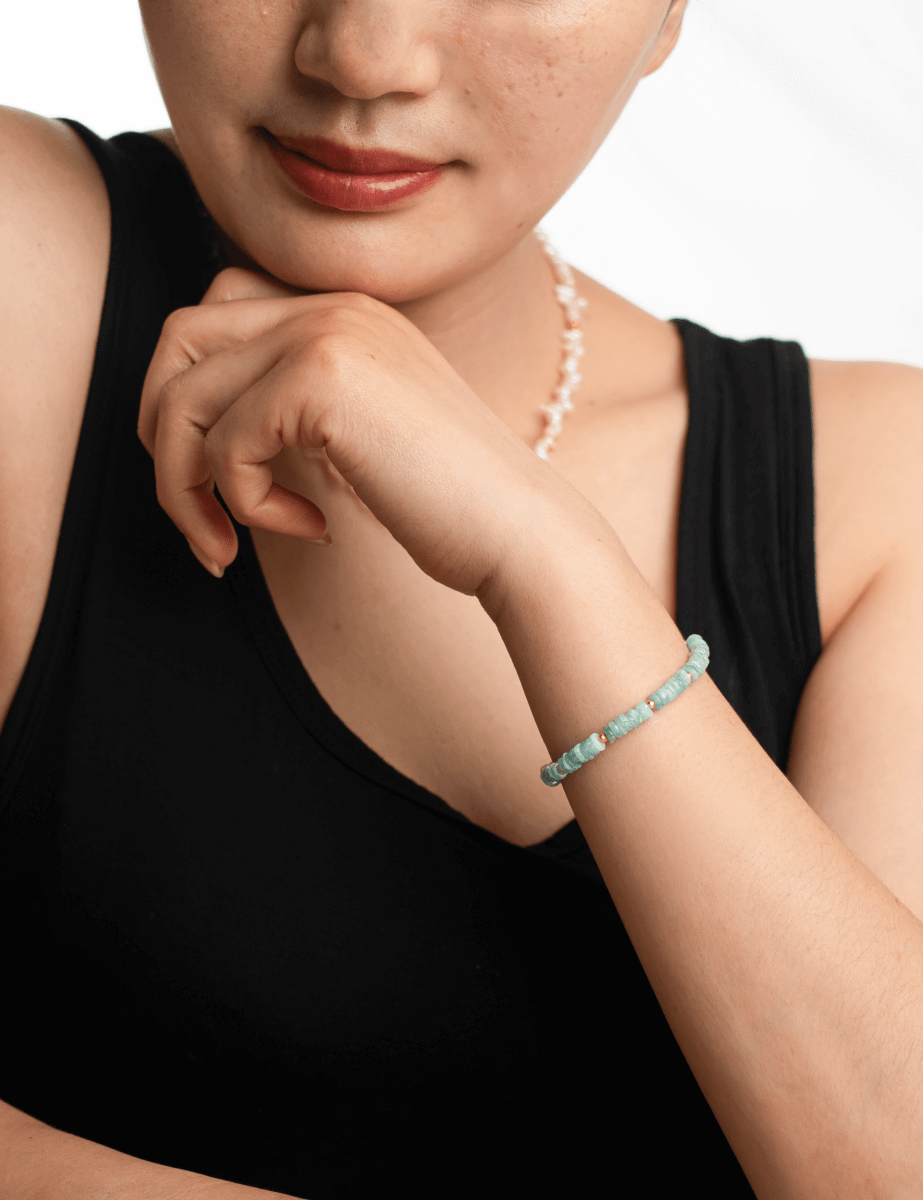 Model wearing BEAMMORE amazonite & pearl beaded bracelet in gold-plated sterling silver – Elegant gift for women