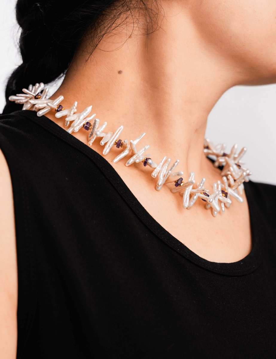Model wearing BEAMMORE amethyst & Biwa pearl beaded gold-plated sterling silver necklace – Minimal, stackable style
