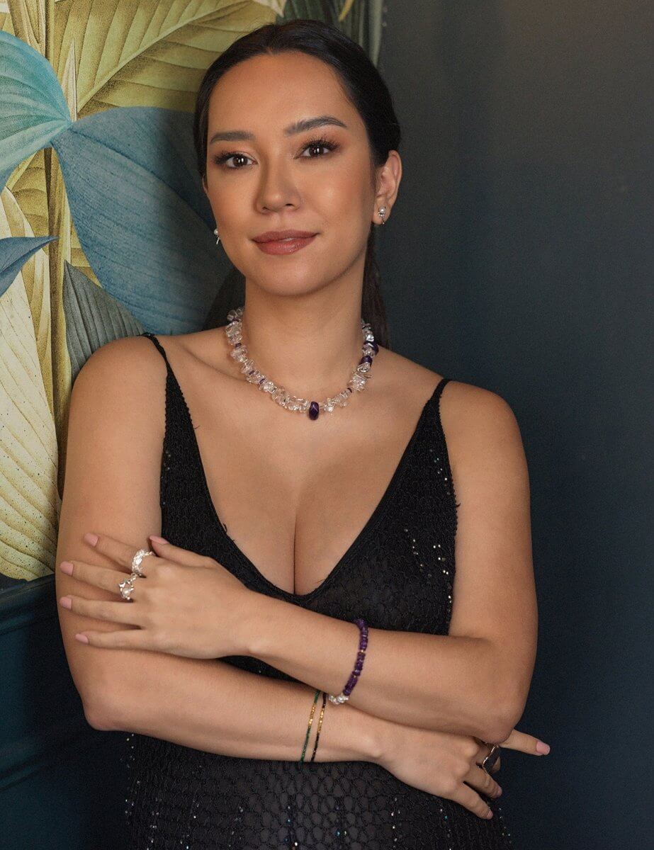 Model wearing BEAMMORE amethyst & freshwater pearl beaded bracelet in gold-plated sterling silver – Elegant gift for women