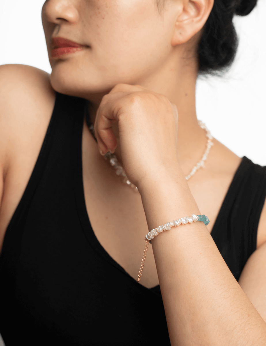 Model wearing BEAMMORE faceted apatite & freshwater pearl beaded bracelet in gold-plated 925 silver – Elegant gift for women