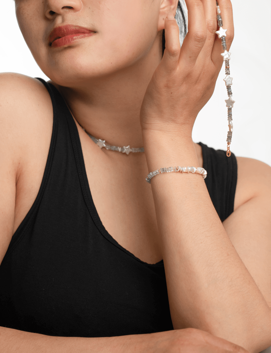 Model wearing BEAMMORE aquamarine & freshwater pearl beaded bracelet in gold-plated sterling silver – Elegant gift for women