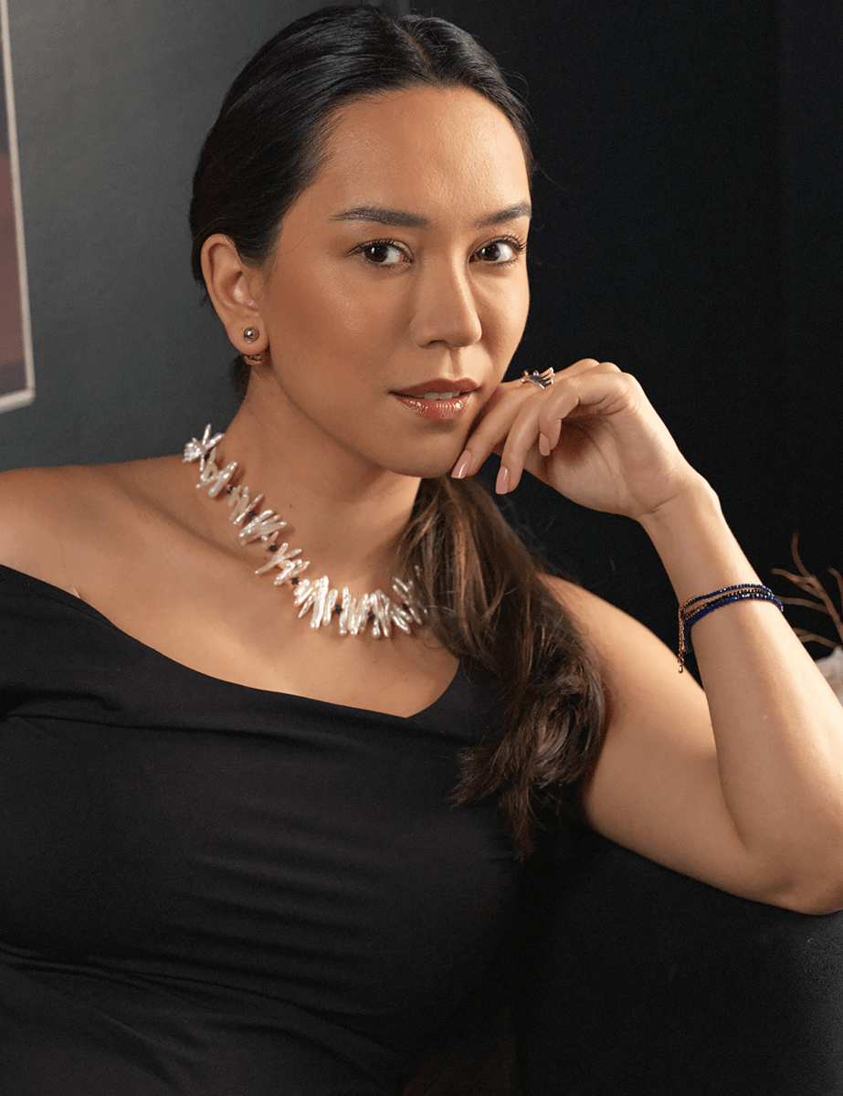 Model wearing BEAMMORE black opal & Biwa pearl beaded necklace in gold-plated sterling silver – Elegant gift for women