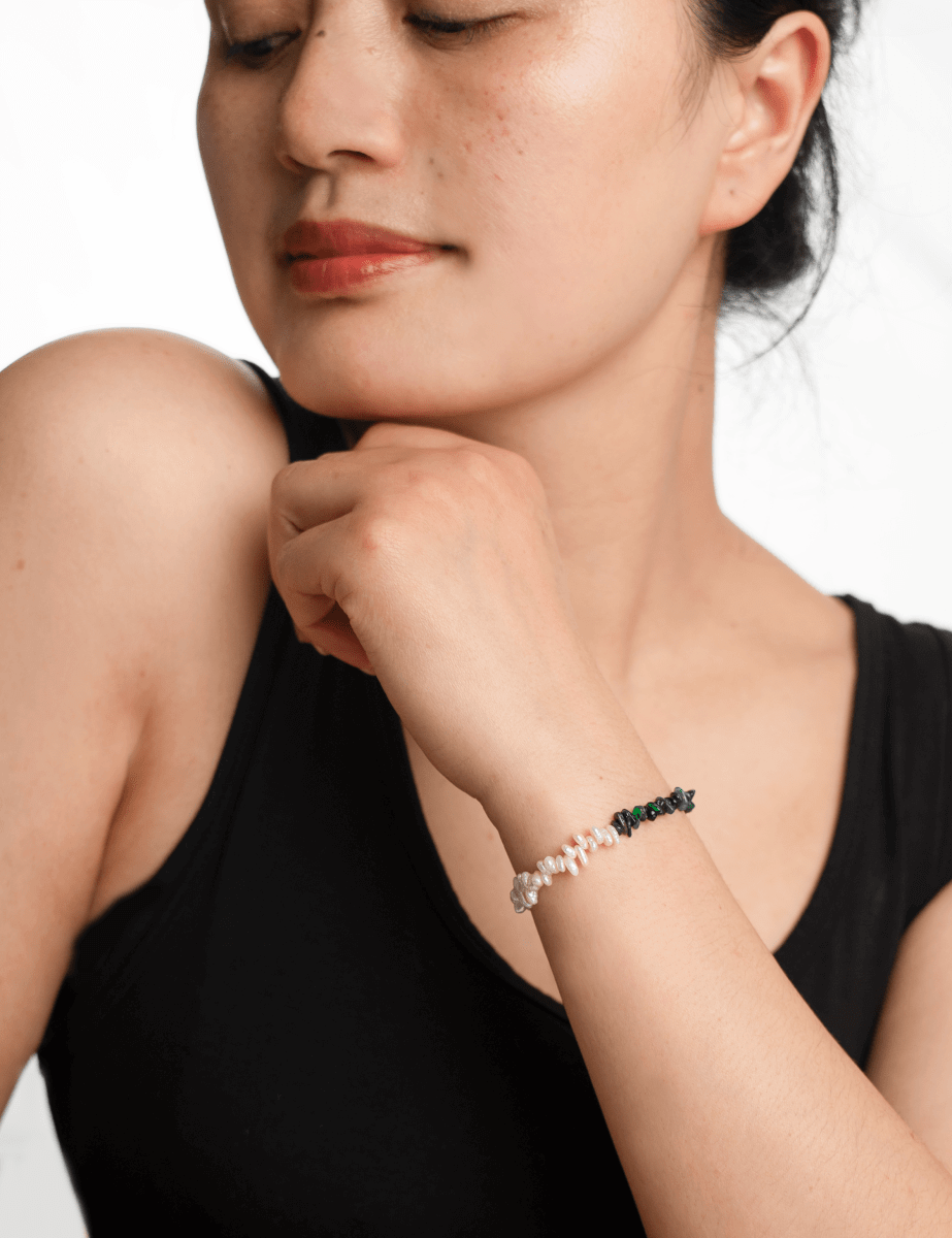 Model wearing BEAMMORE black opal & pearl beaded bracelet in gold-plated 925 silver – Elegant gift for women