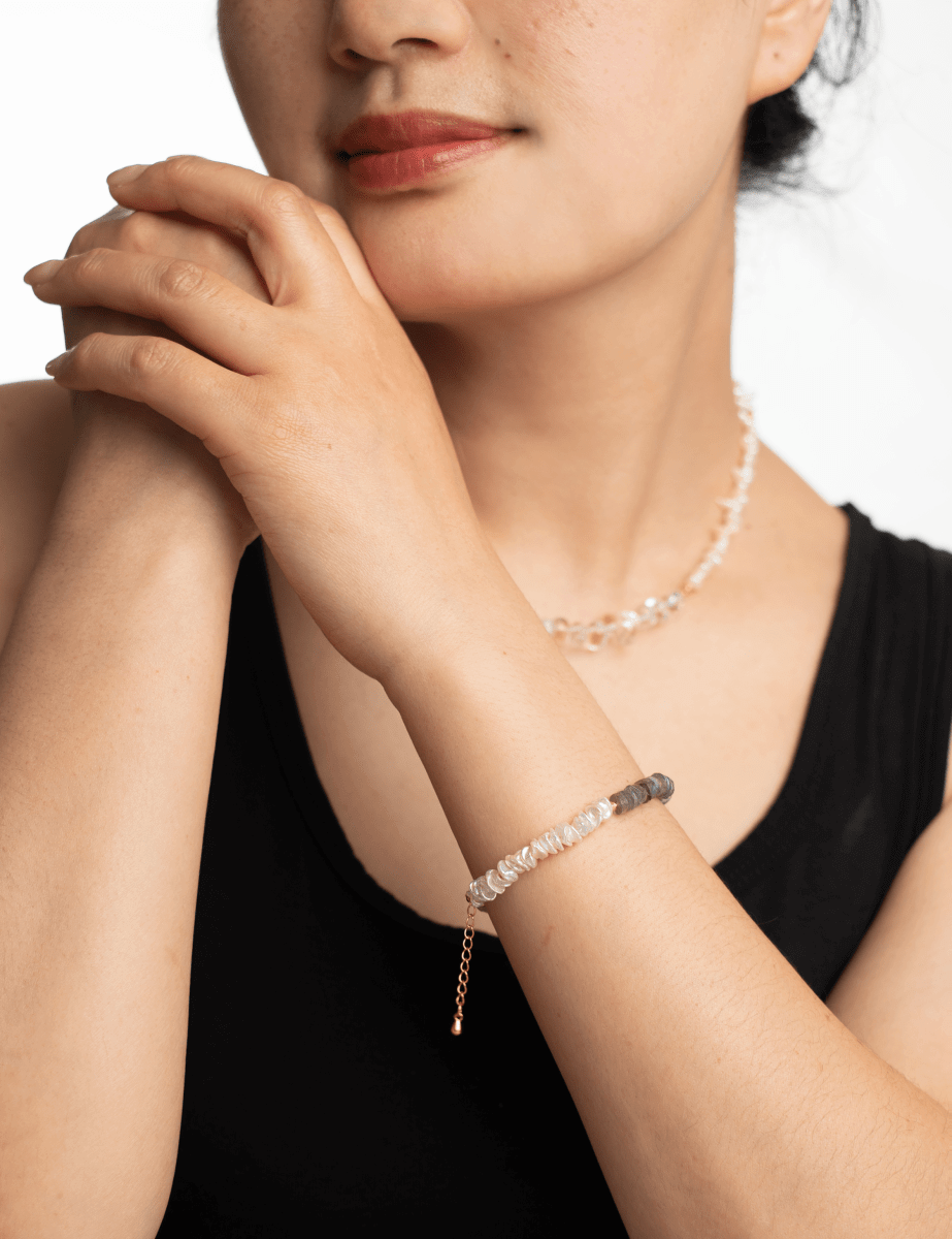 Model wearing BEAMMORE grey moonstone & freshwater pearl beaded bracelet in gold-plated 925 silver – Elegant gift for women