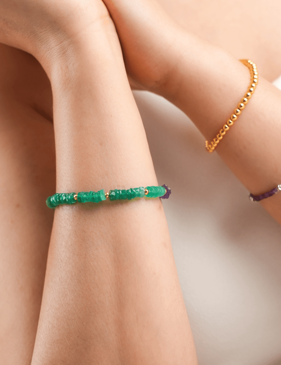 Model wearing BEAMMORE agate beaded bracelet – Elegant birthstone jewelry gift for women