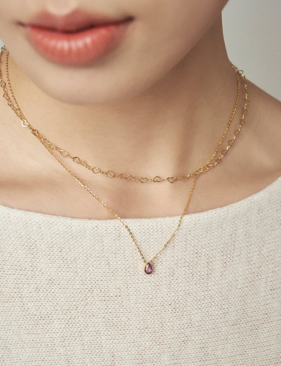 Model wearing BEAMMORE amethyst beaded necklace – Elegant birthstone jewelry gift for women