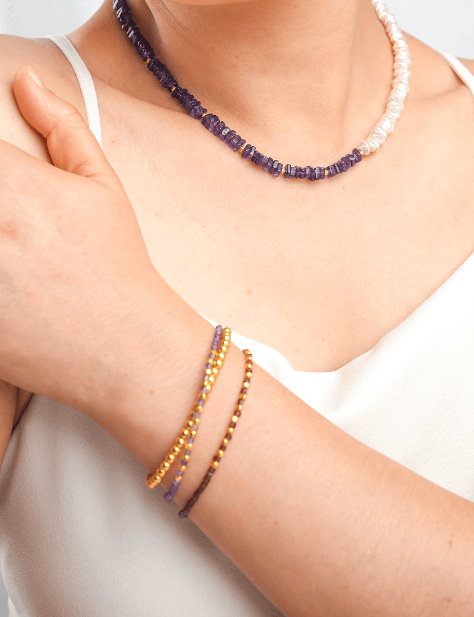 Model wearing BEAMMORE garnet beaded bracelet – Elegant birthstone jewelry gift for women