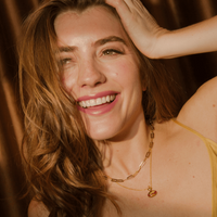 Model wearing BEAMMORE garnet beaded necklace – Elegant birthstone jewelry gift for women