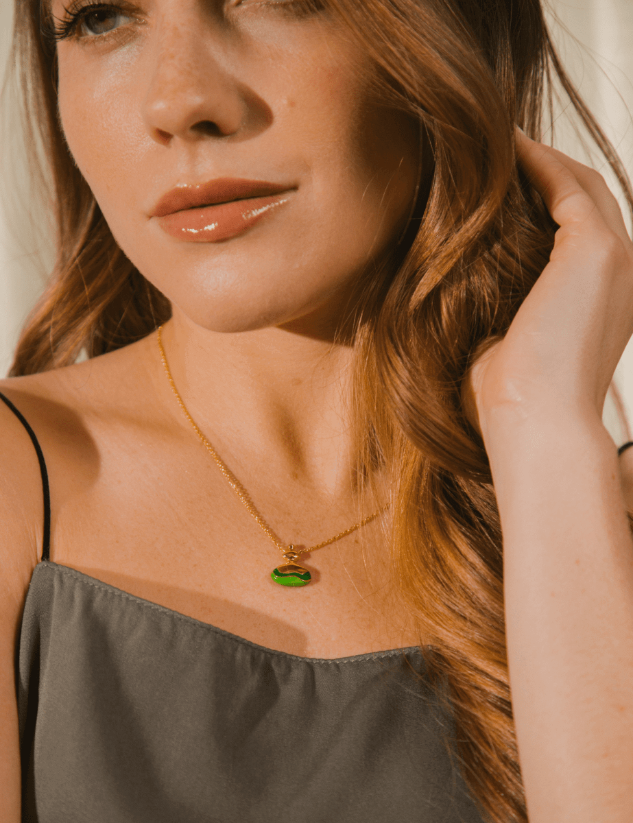 Model wearing BEAMMORE gourd-inspired HuLu necklace with peridot – Elegant and meaningful jewelry gift for women