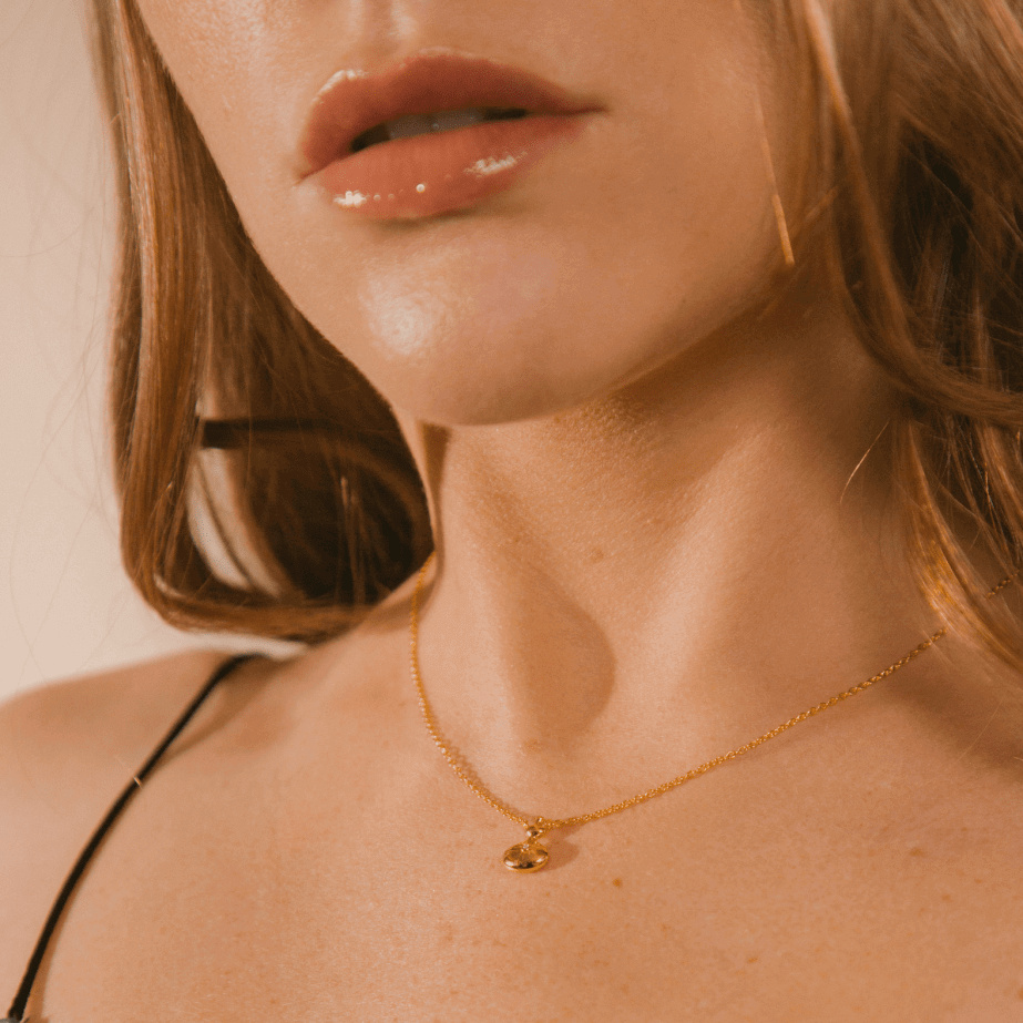 Model wearing BEAMMORE hulu necklace – Elegant  jewelry gift for women