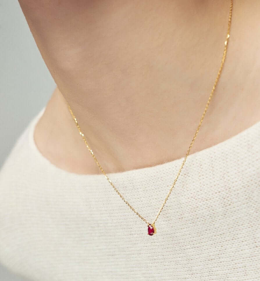 Model wearing BEAMMORE garnet beaded necklace – Elegant birthstone jewelry gift for women