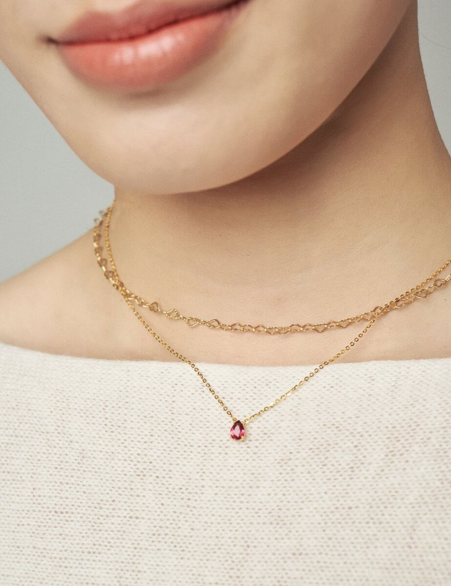 Model wearing BEAMMORE ruby beaded necklace – Elegant birthstone jewelry gift for women