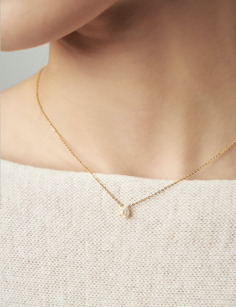 Model wearing BEAMMORE moonstone beaded necklace – Elegant birthstone jewelry gift for women