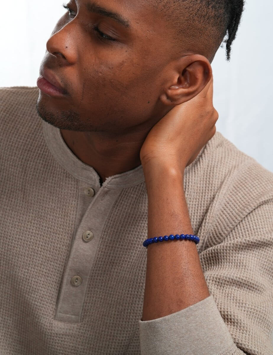 Model wearing BEAMMORE lapis lazuli beaded bracelet – Elegant birthstone jewelry gift for men