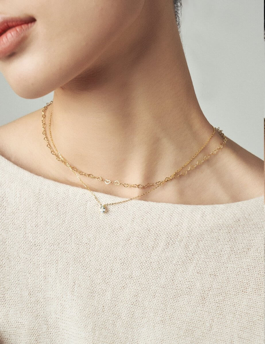 Model wearing BEAMMORE aquamarine beaded necklace – Elegant birthstone jewelry gift for women