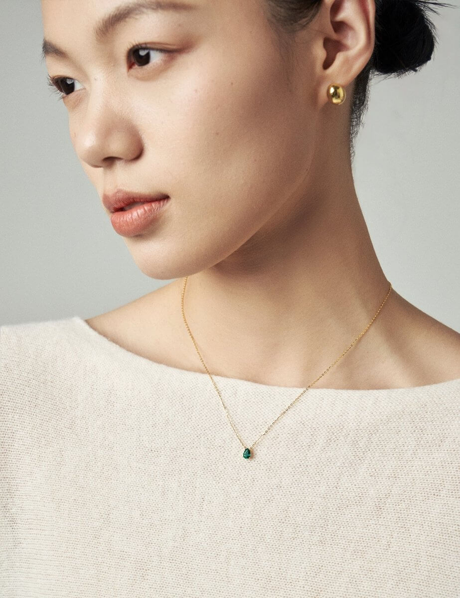 Model wearing BEAMMORE emerald beaded necklace – Elegant birthstone jewelry gift for women