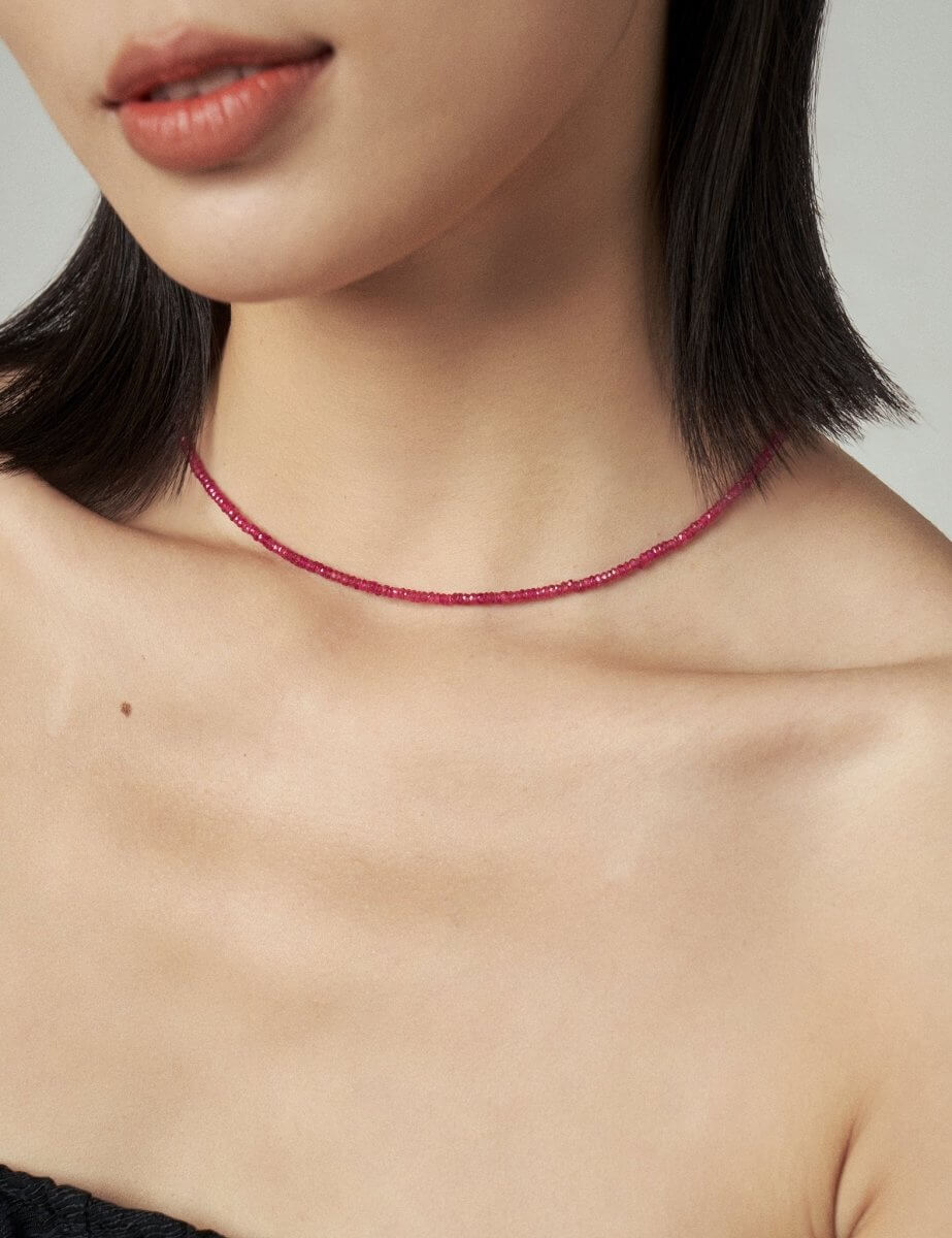 Model wearing BEAMMORE ruby beaded necklace – Elegant birthstone jewelry gift for women