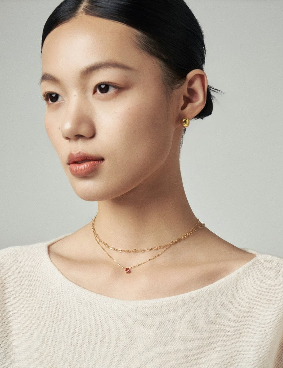 Model wearing BEAMMORE tourmaline beaded necklace – Elegant birthstone jewelry gift for women