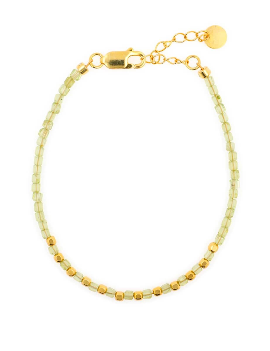 Close-up of peridot beads and metal beads in bracelet – BEAMMORE craftsmanship