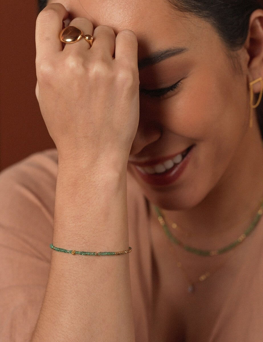 Model wearing BEAMMORE emerald Garden Light beaded 18K gold bracelet – Minimal, stackable style