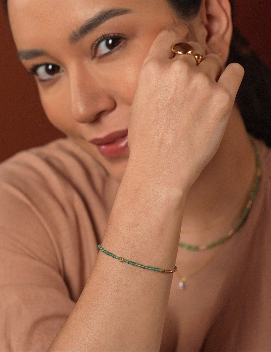Model wearing BEAMMORE emerald Garden Light beaded 18K gold bracelet – Minimal, stackable style