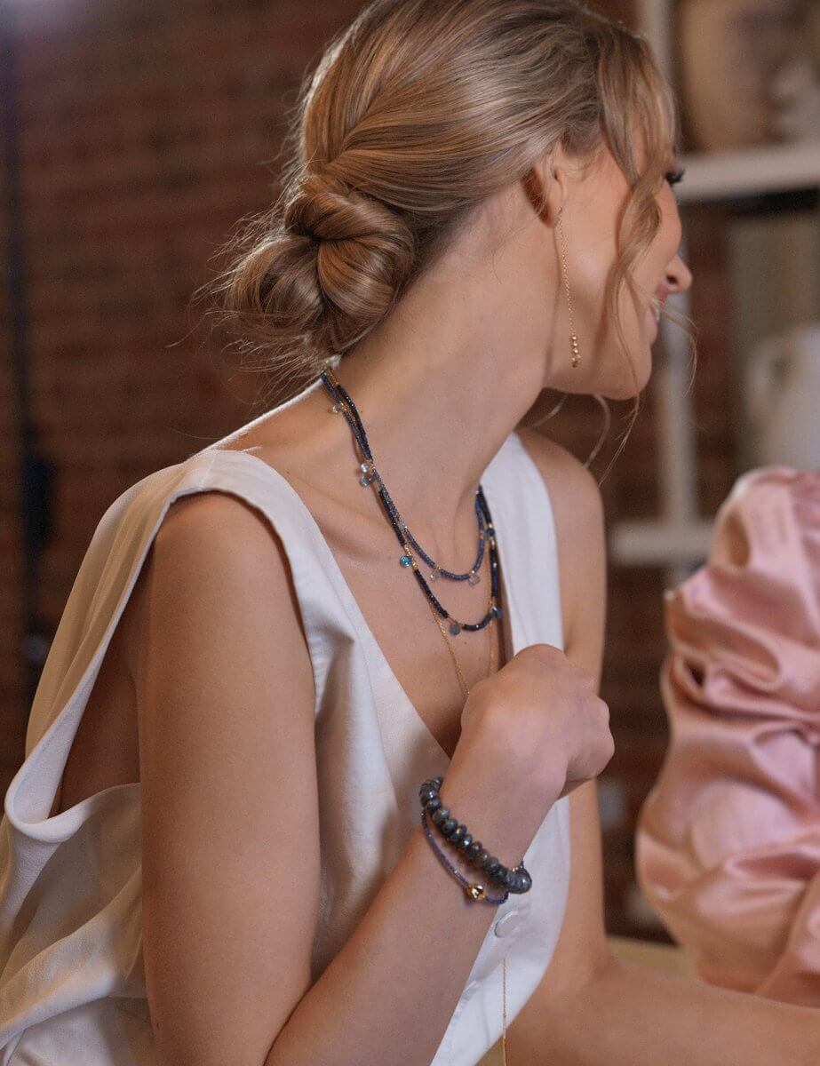 Model wearing BEAMMORE sapphire beaded 18K gold bracelet with center gold bead – Minimal, stackable style