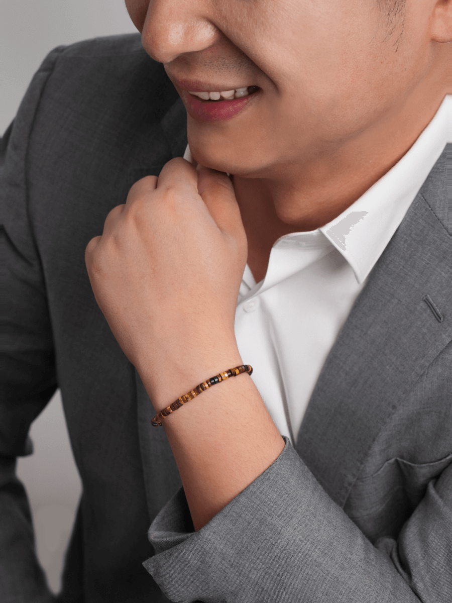 Model wearing BEAMMORE golden tiger’s eye beaded gold-plated sterling silver bracelet – Minimal, stackable style