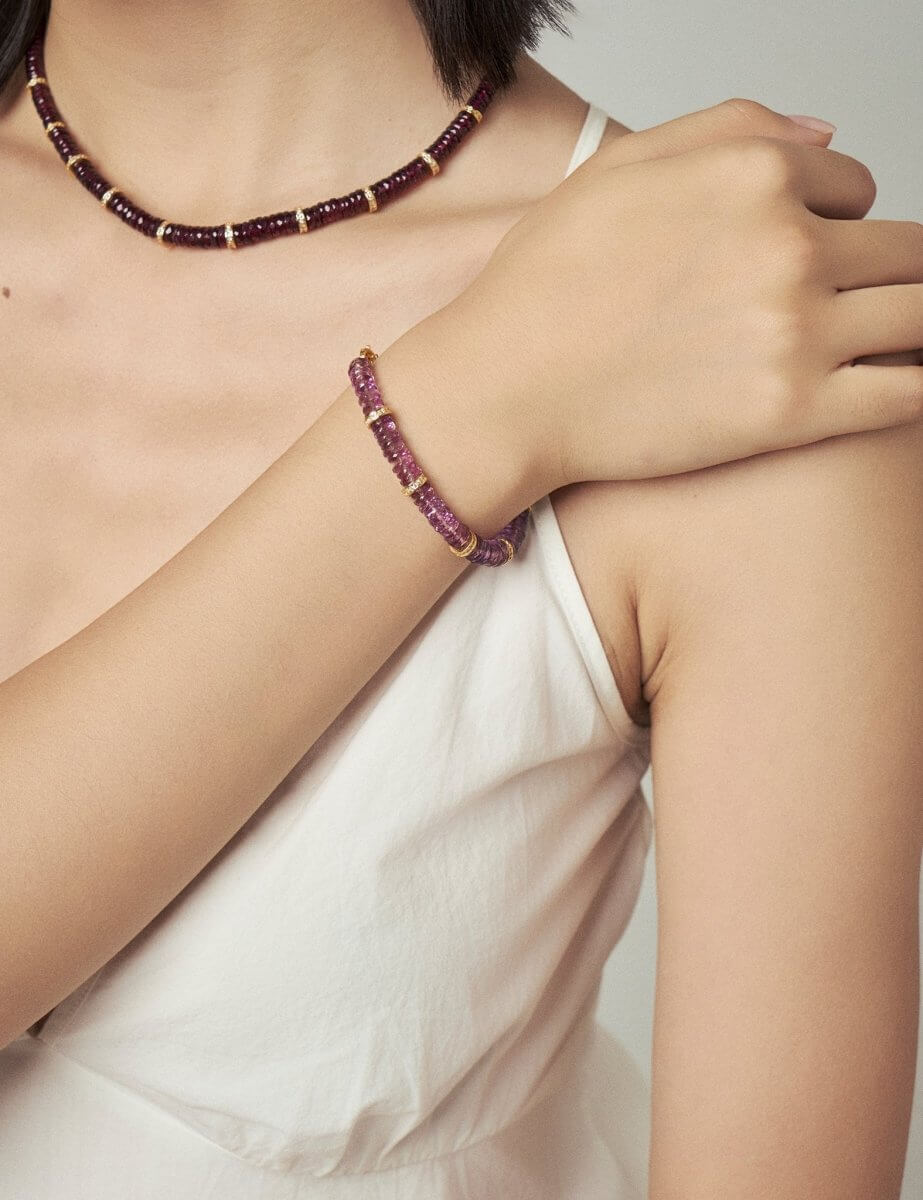 Model wearing BEAMMORE amethyst gold-plated sterling silver bracelet – Minimal, layer-ready, skin-friendly style