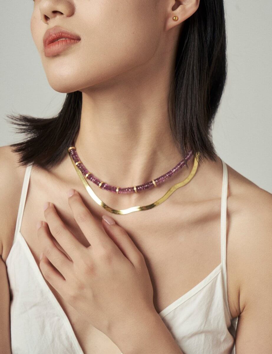 Model wearing BEAMMORE amethyst gold-plated sterling silver necklace – Minimal, layer-ready, skin-friendly style