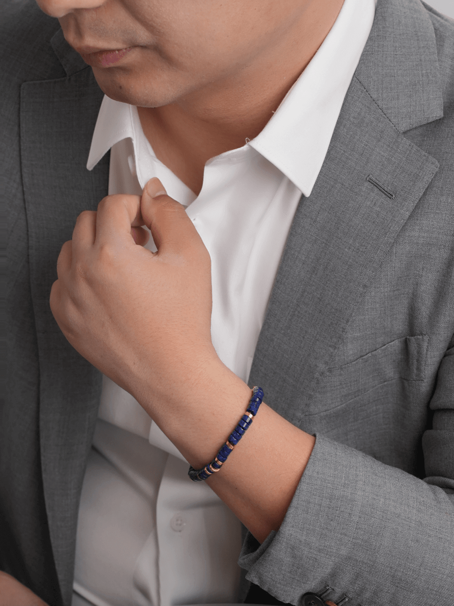 Model wearing BEAMMORE lapis lazuli beaded gold-plated sterling silver bracelet – Minimal, stackable style